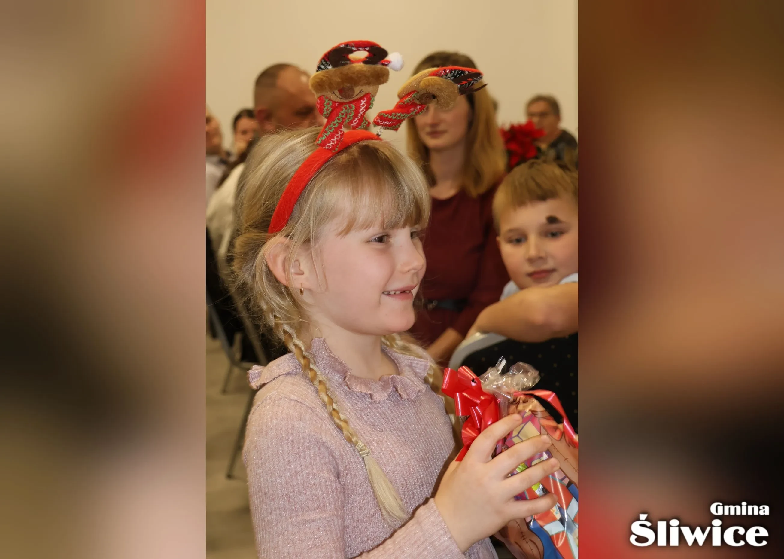 uśmiechnięta dziewczynka z prezentem
