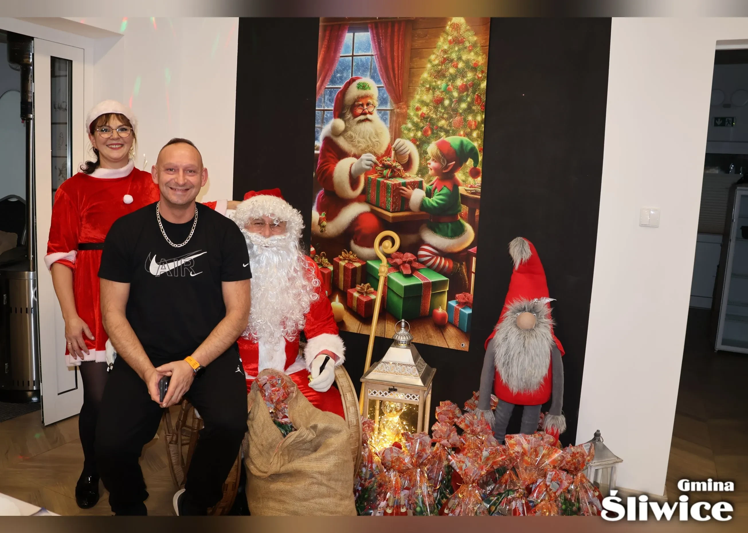 mikołaj, mikołajka i mężczyzna wspólne zdjęcie