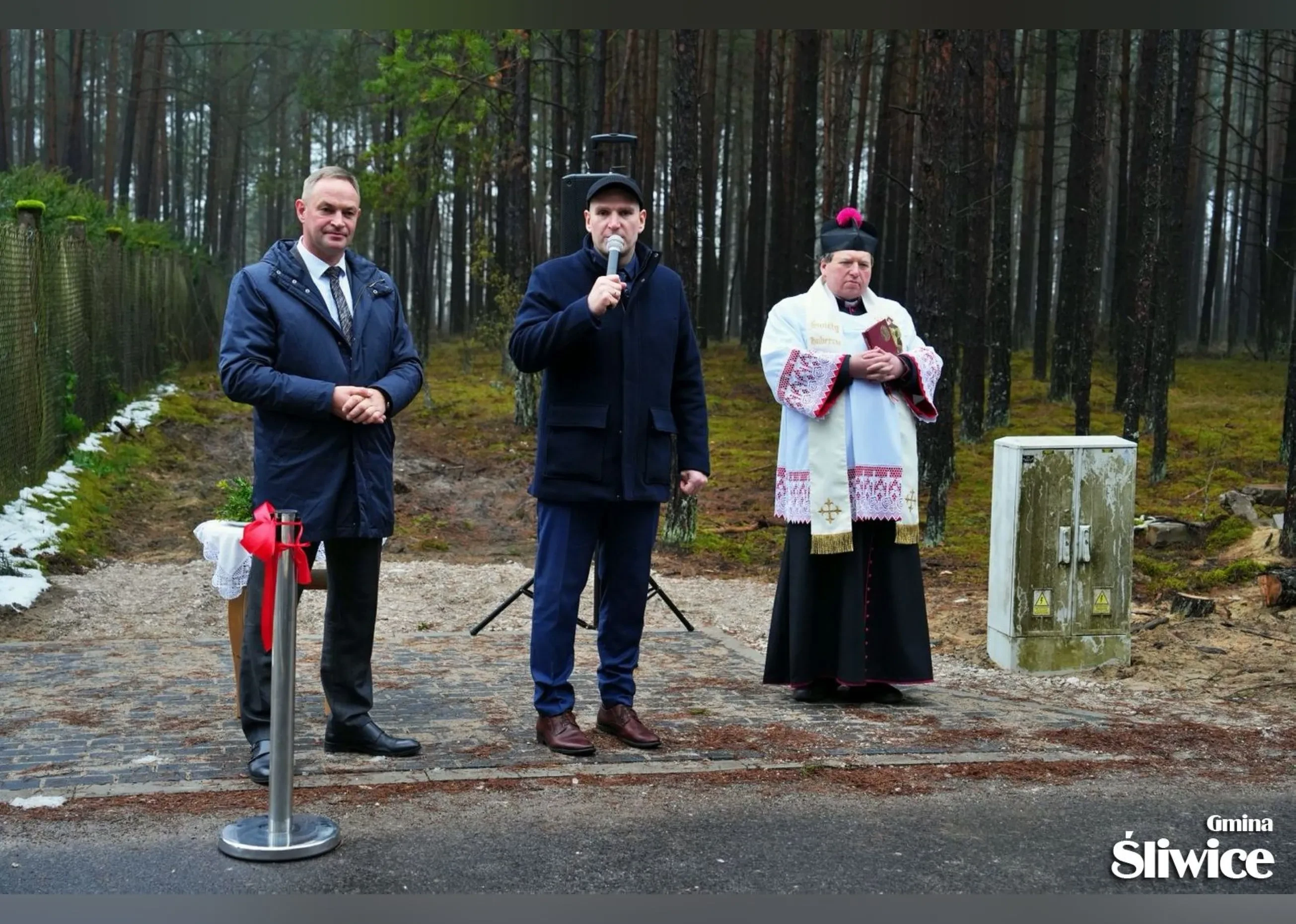 starosta mówi do zebranych