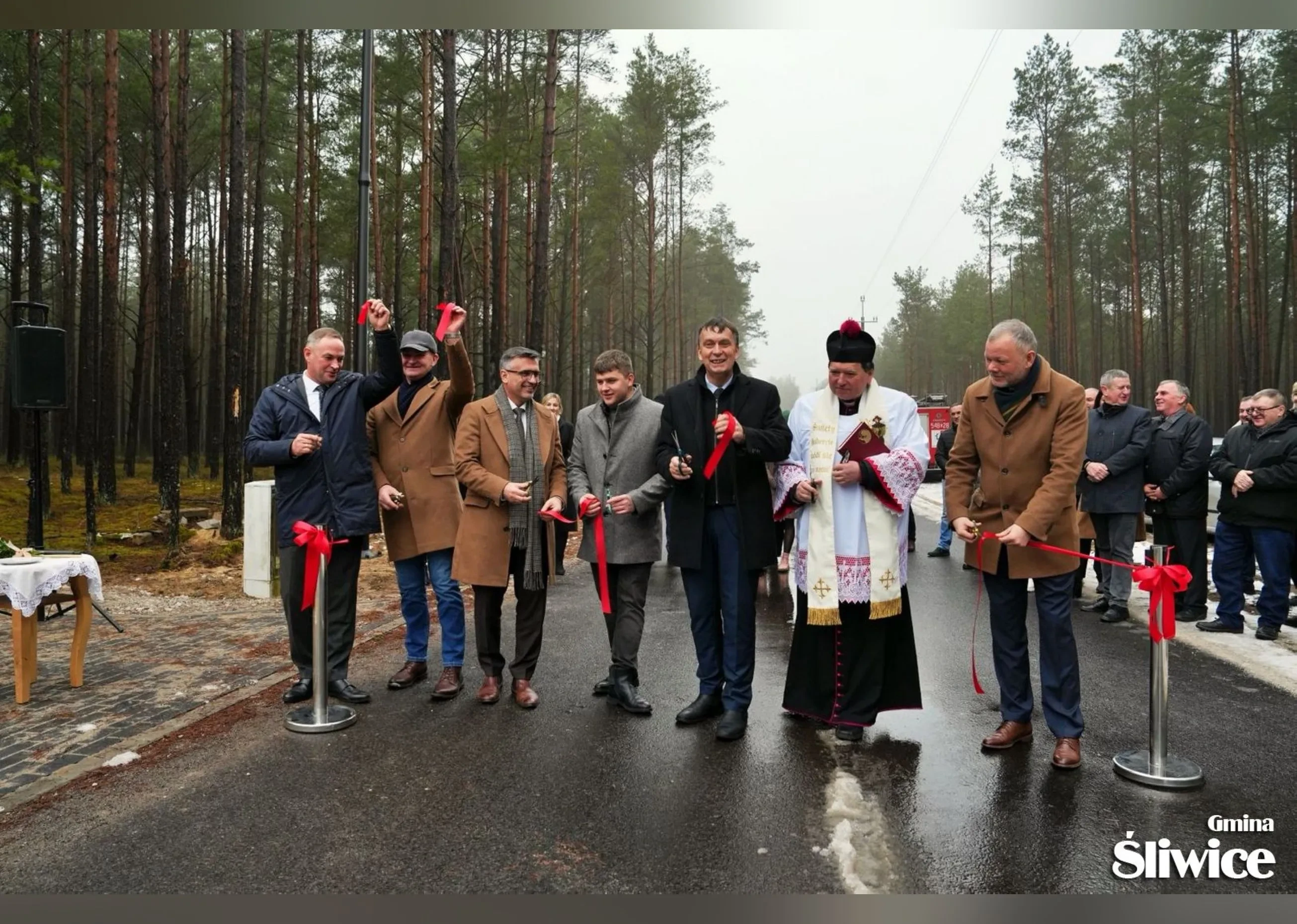 goście trzymają przeciętą wstęgę