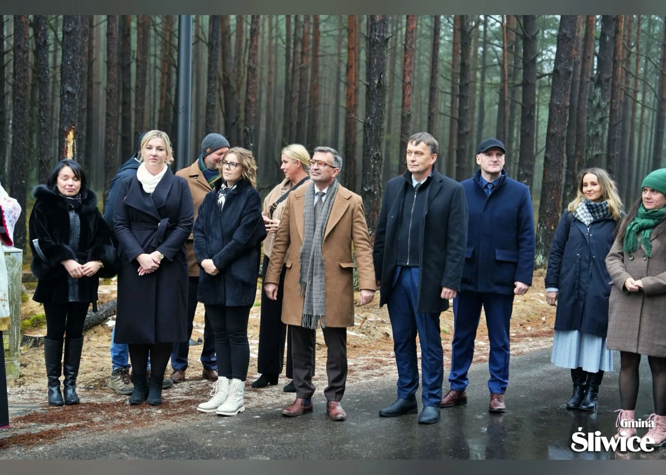 zebrani na drodze słuchają przemówień