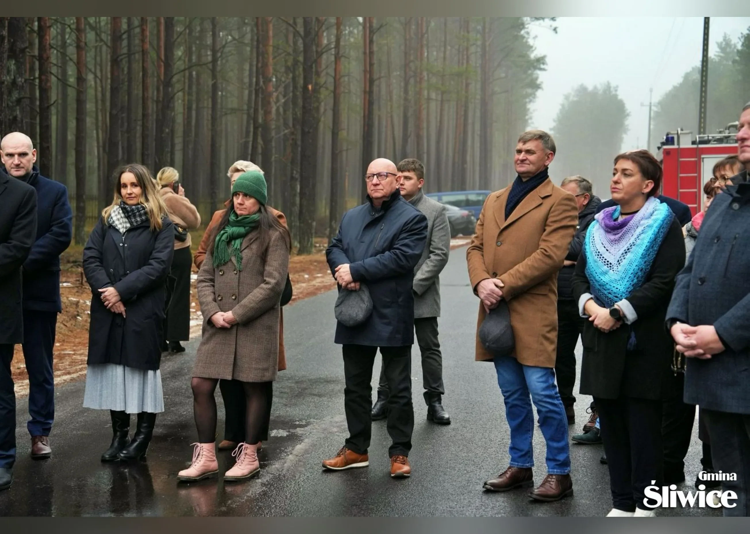 radni, sołtysi i goście na drodze