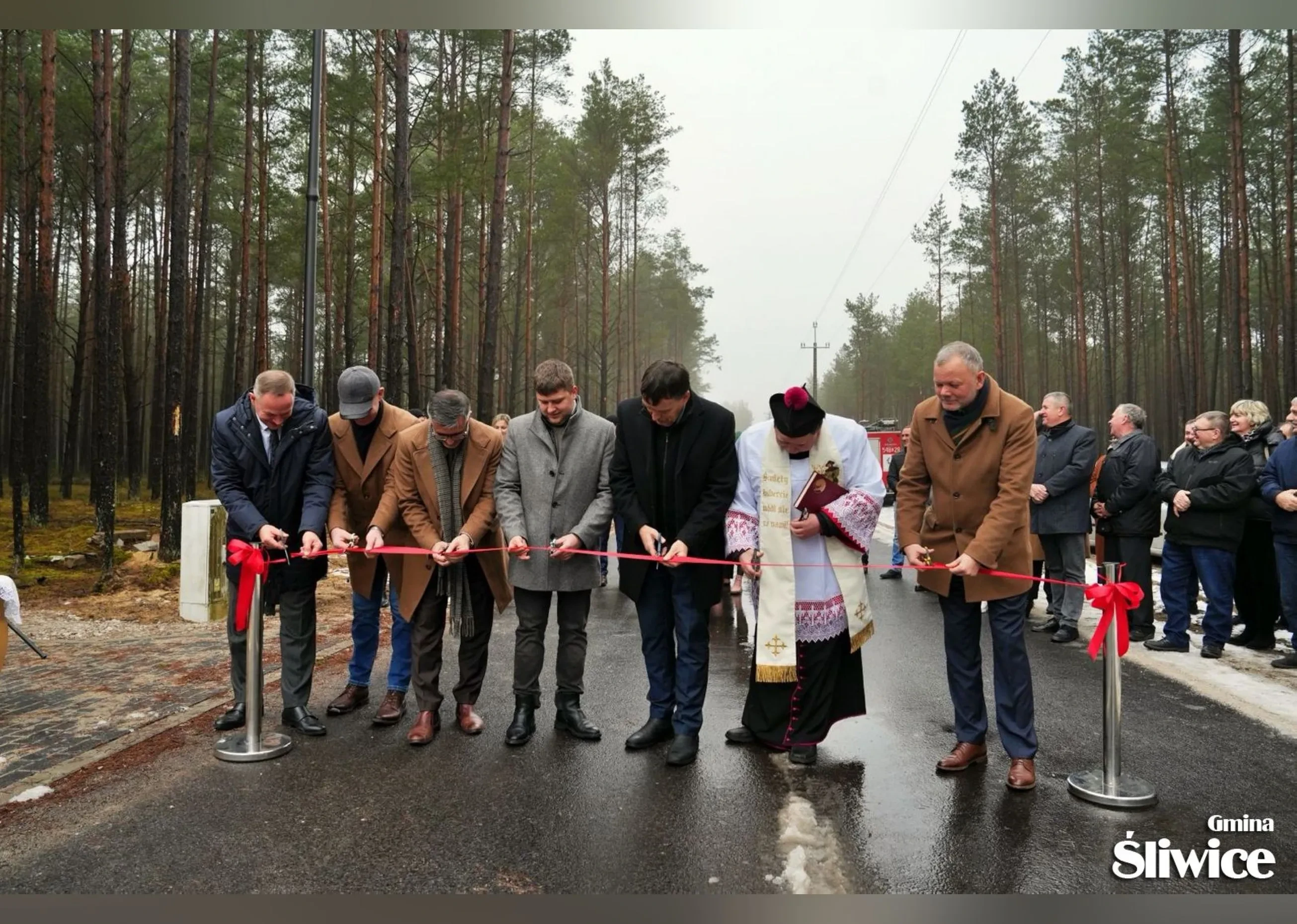przecięcie wstęgi przez zebranych gości
