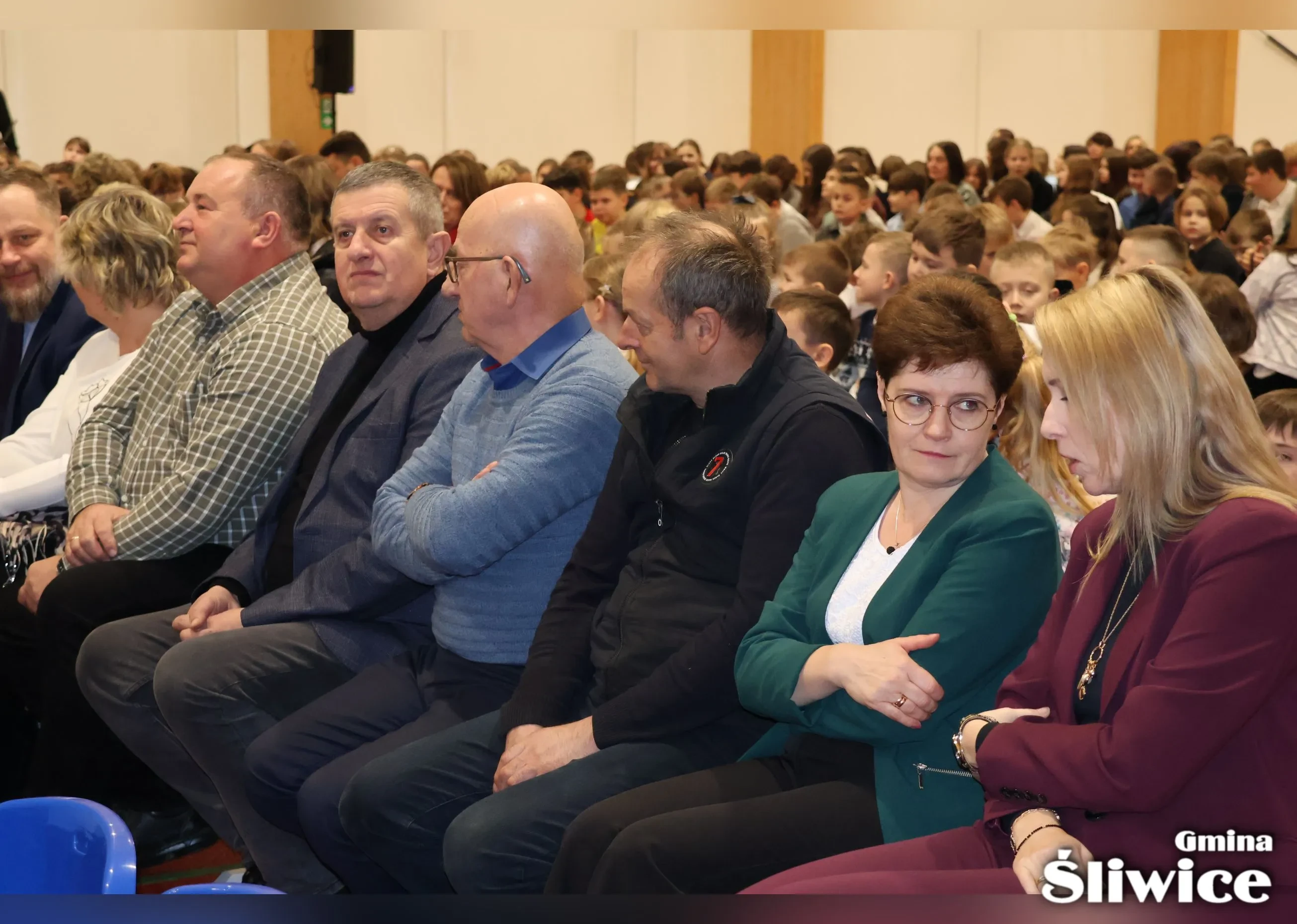 zebrani radni, sołysi i dyrektorzy szkół