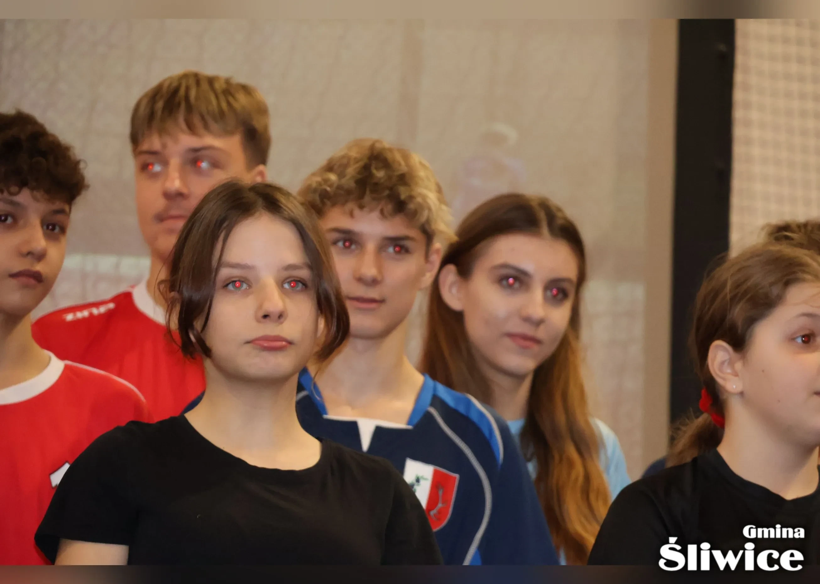 zebrani uczniowie na scenie