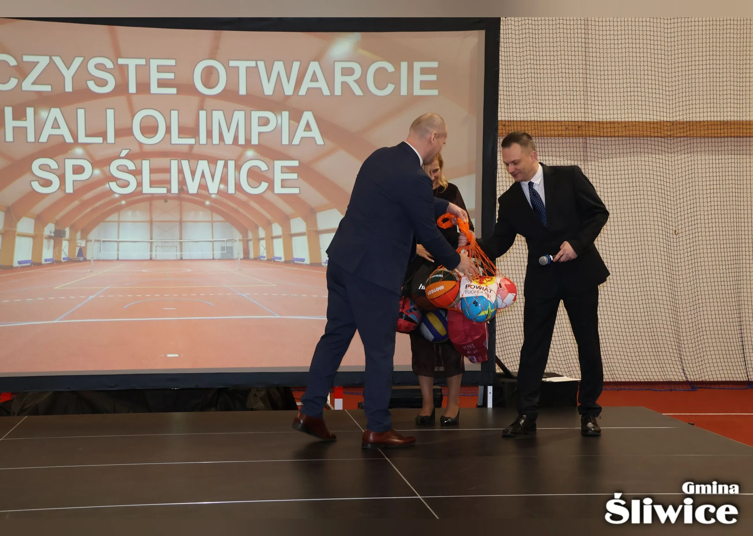 starosta tucholski przekazuje prezent