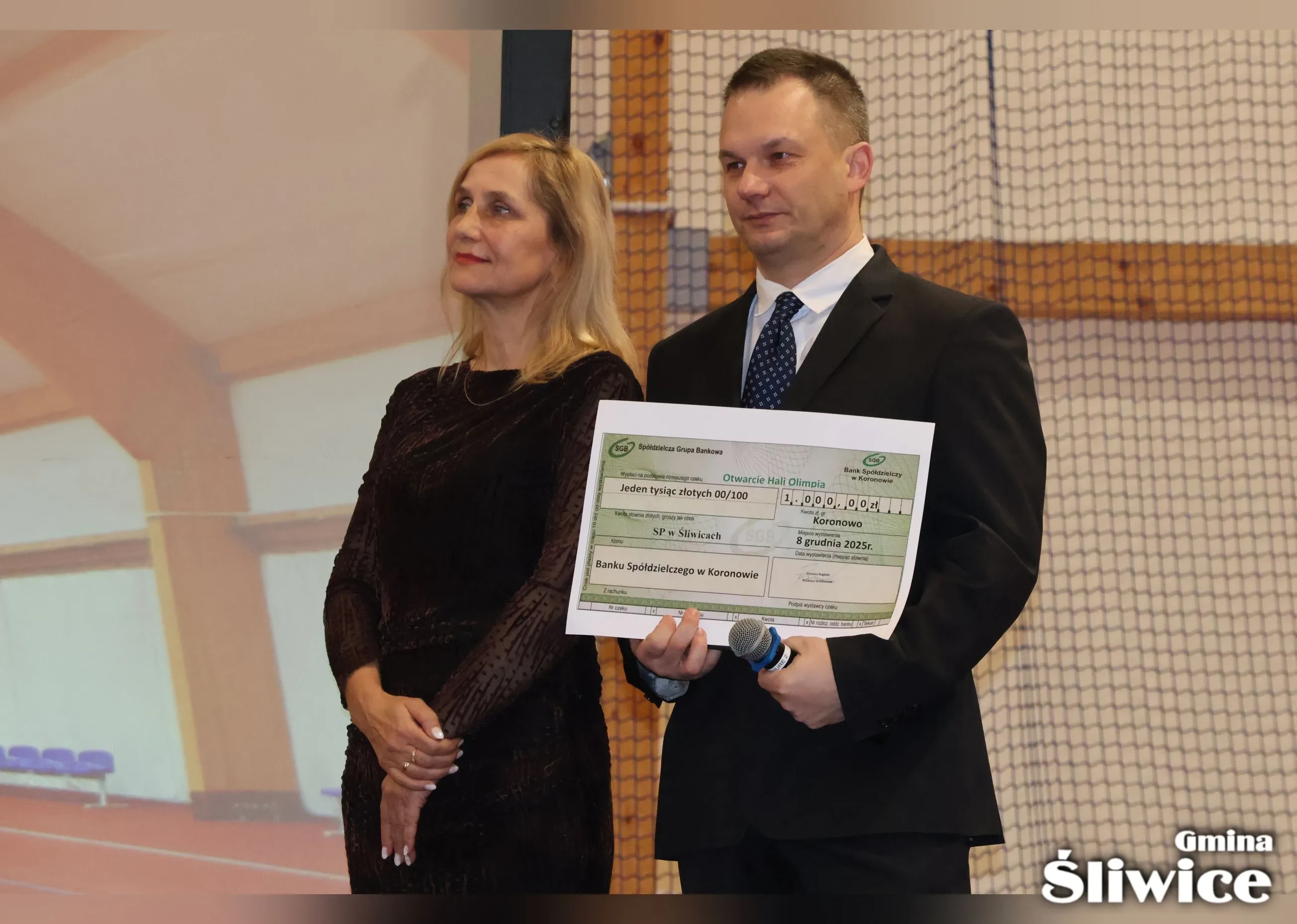 dyrektorzy z czekiem na 1000zł