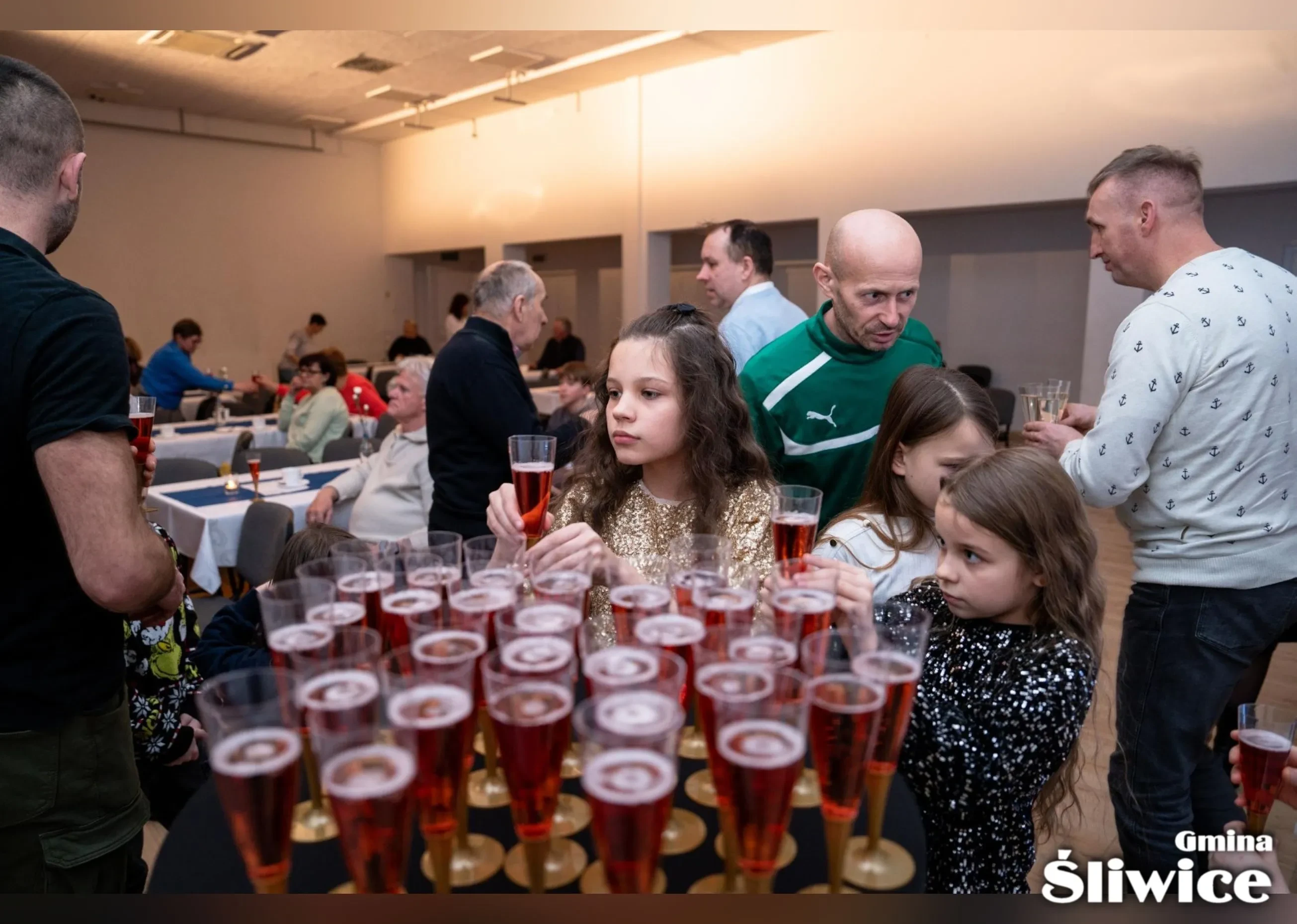 dziewczynki biorą szampan bezalkoholowy