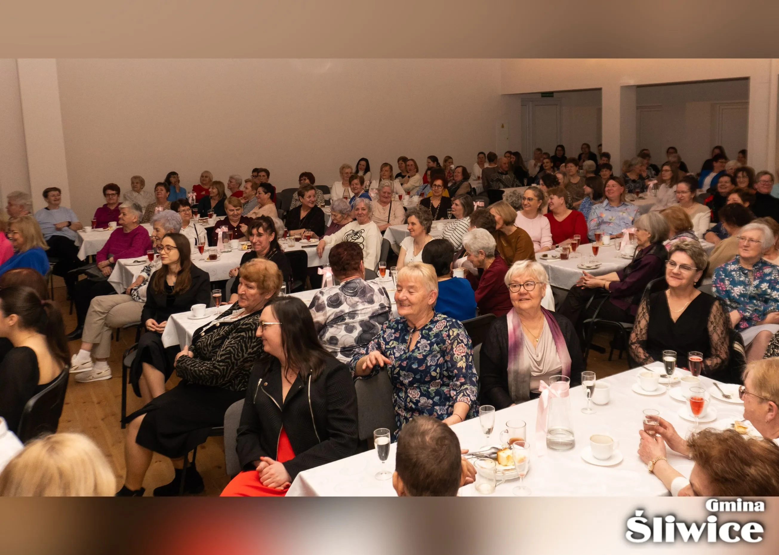 pełna sala kobiet oczekuje na występ