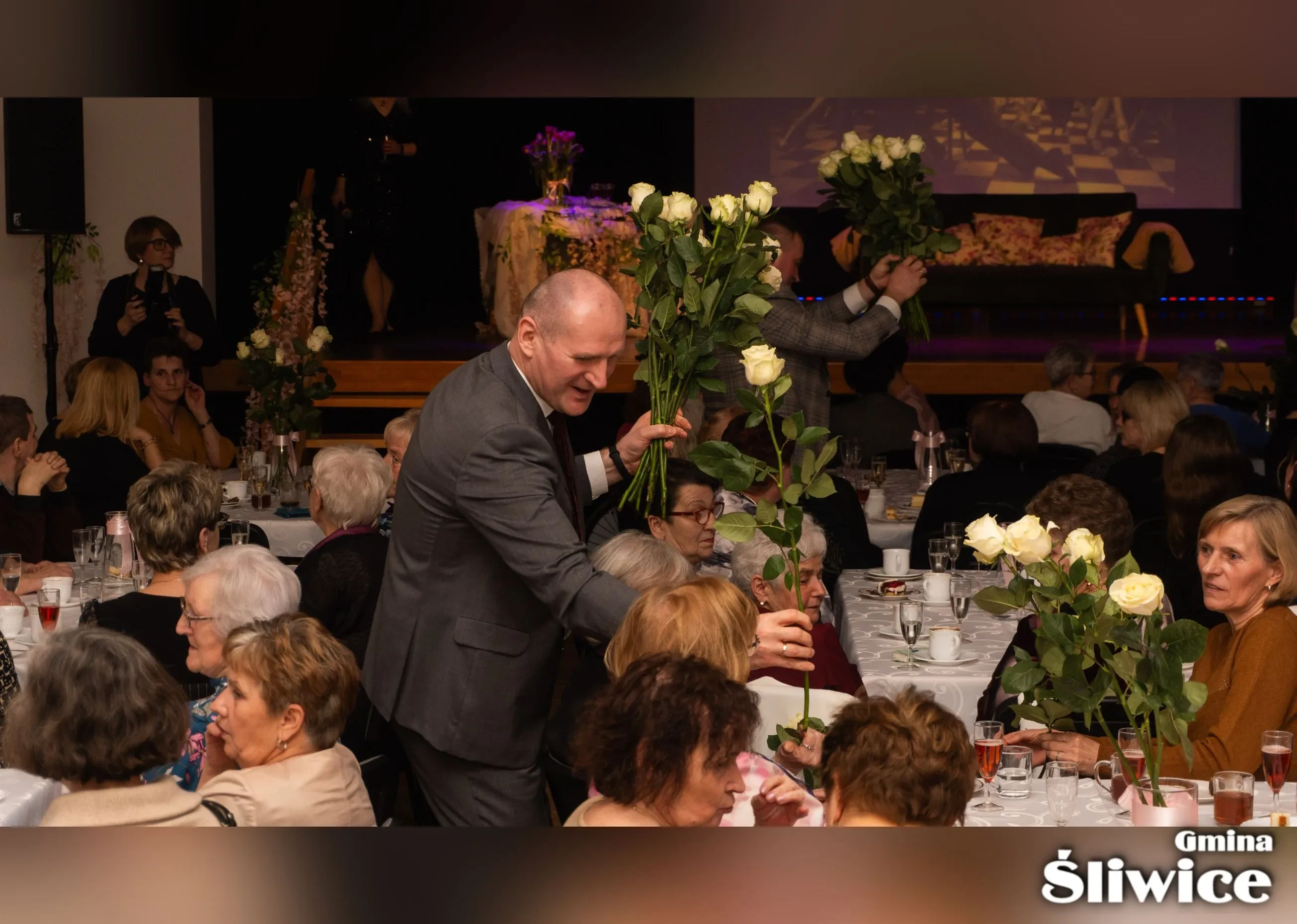 starosta rozdaje kwiaty