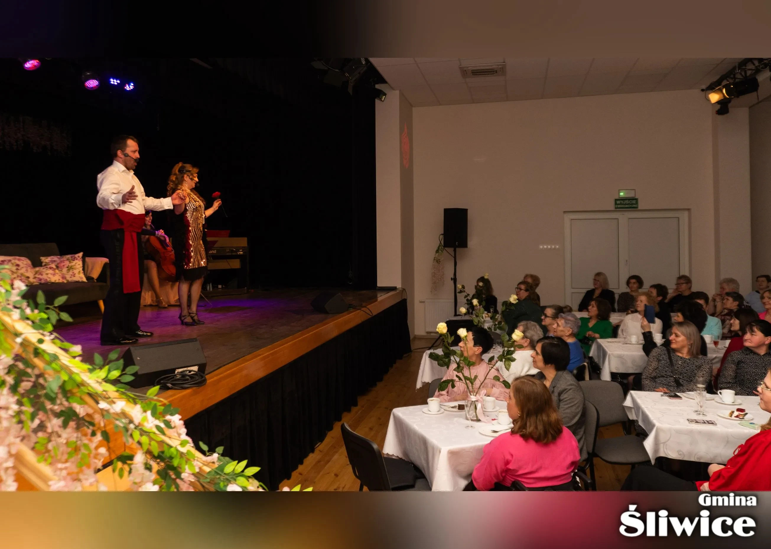 zebrani na sali podczas występu