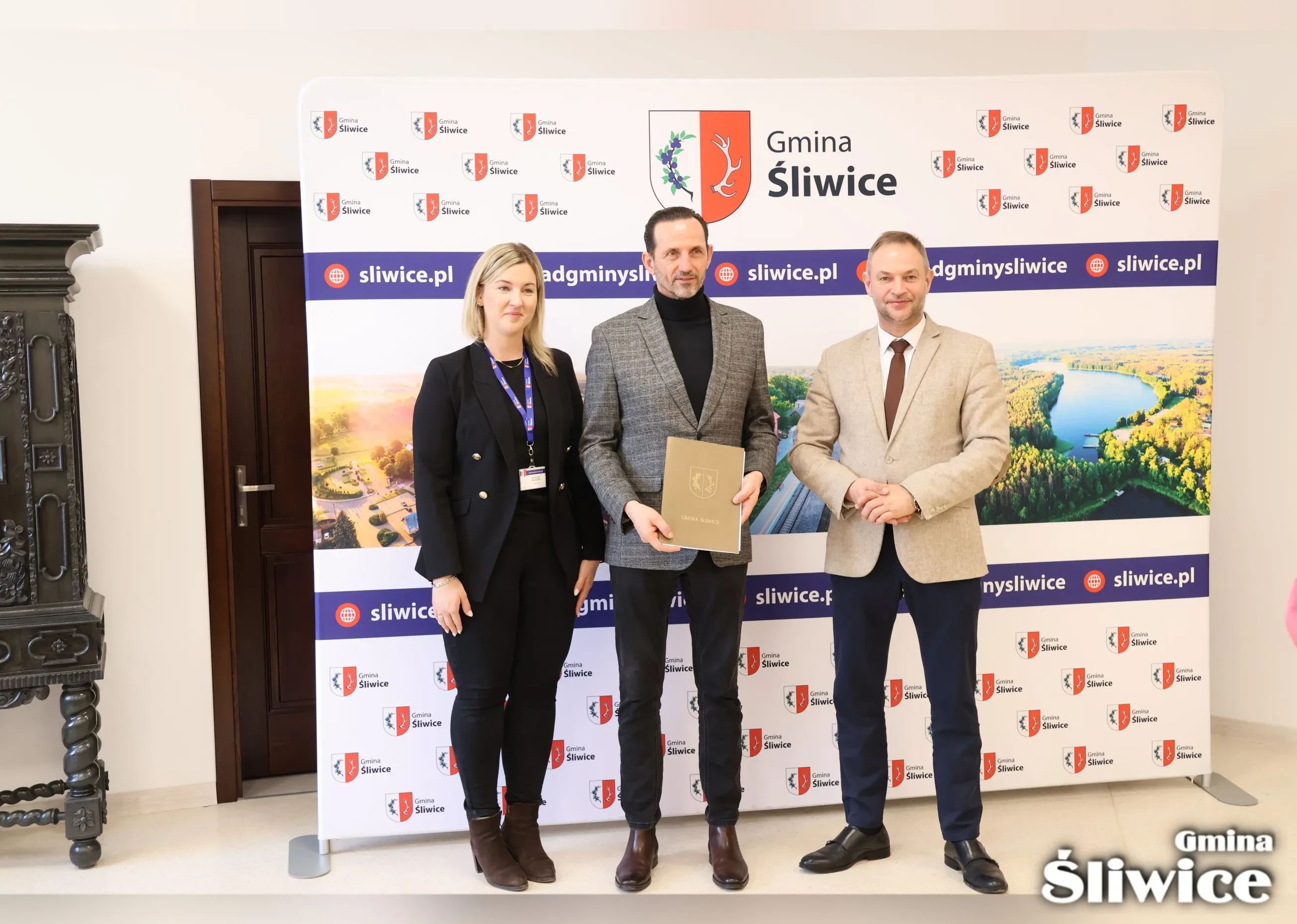 wójt, wicewójt i przedstawiciel stowarzyszenia krzysztof kozłowski