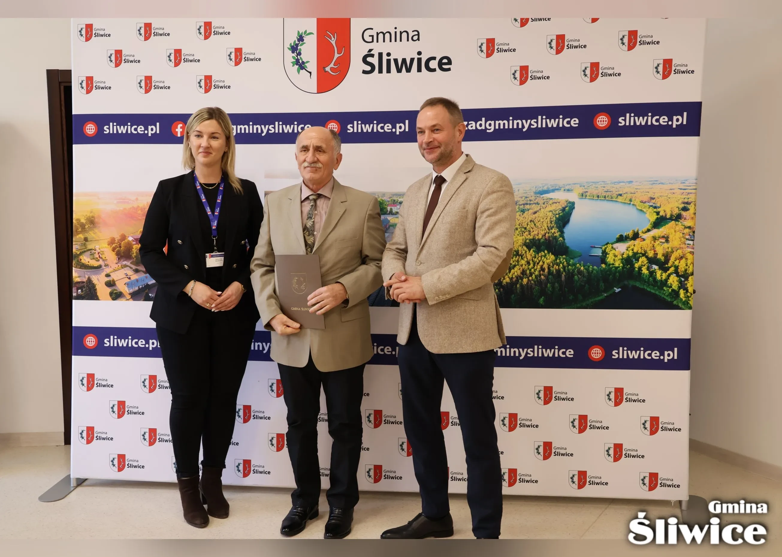 wójt, wicewójt i przedstawiciel stowarzyszenia henryk kobierski