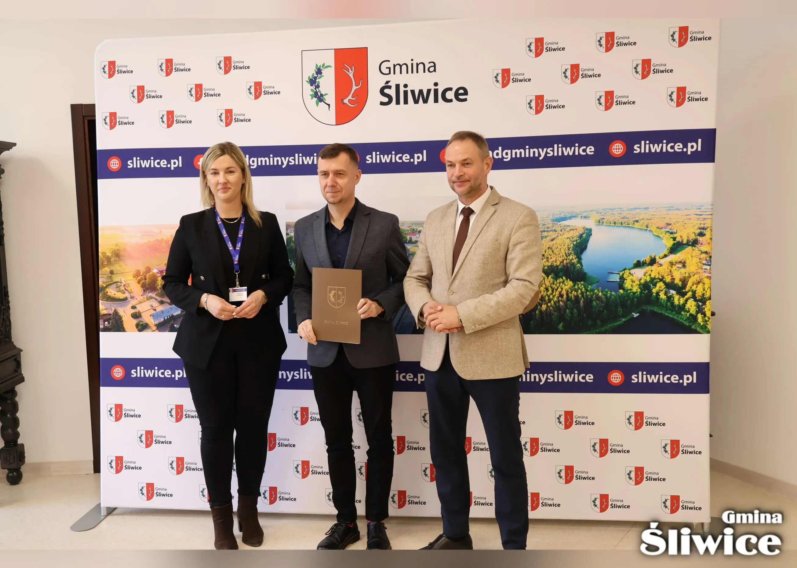 wójt, wicewójt i przedstawiciel stowarzyszenia michał rytlewski