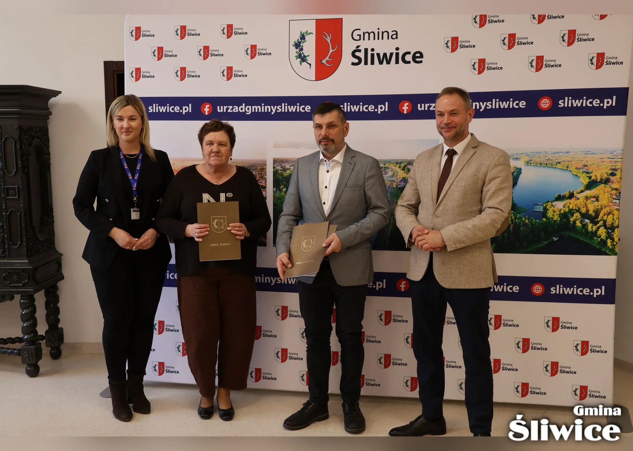 wójt, wicewójt i przedstawiciele stowarzyszenia wiesława kiełczyńska i roman mechliński