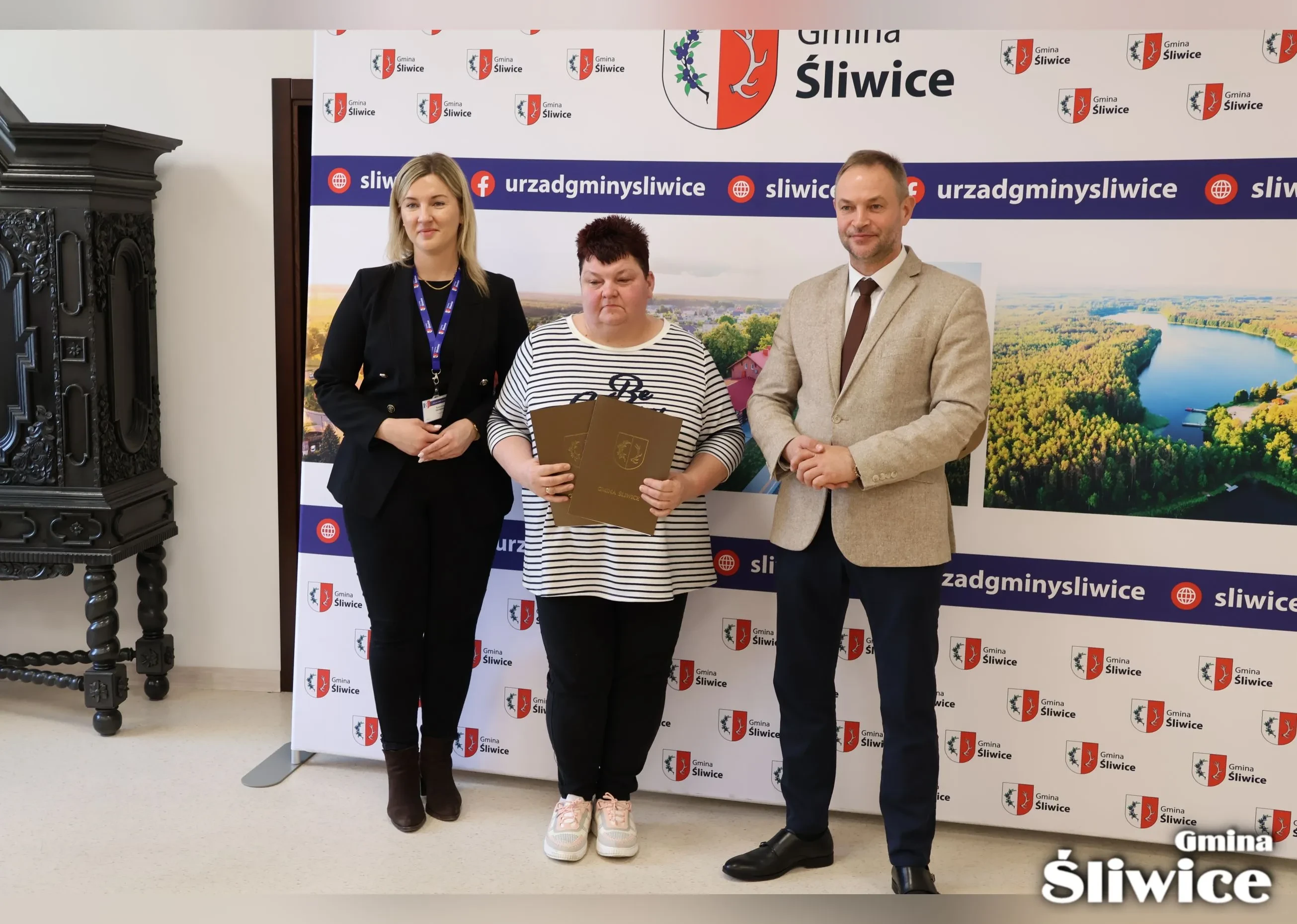 wójt, wicewójt i przedstawicielka stowarzyszenia kgw lińsk