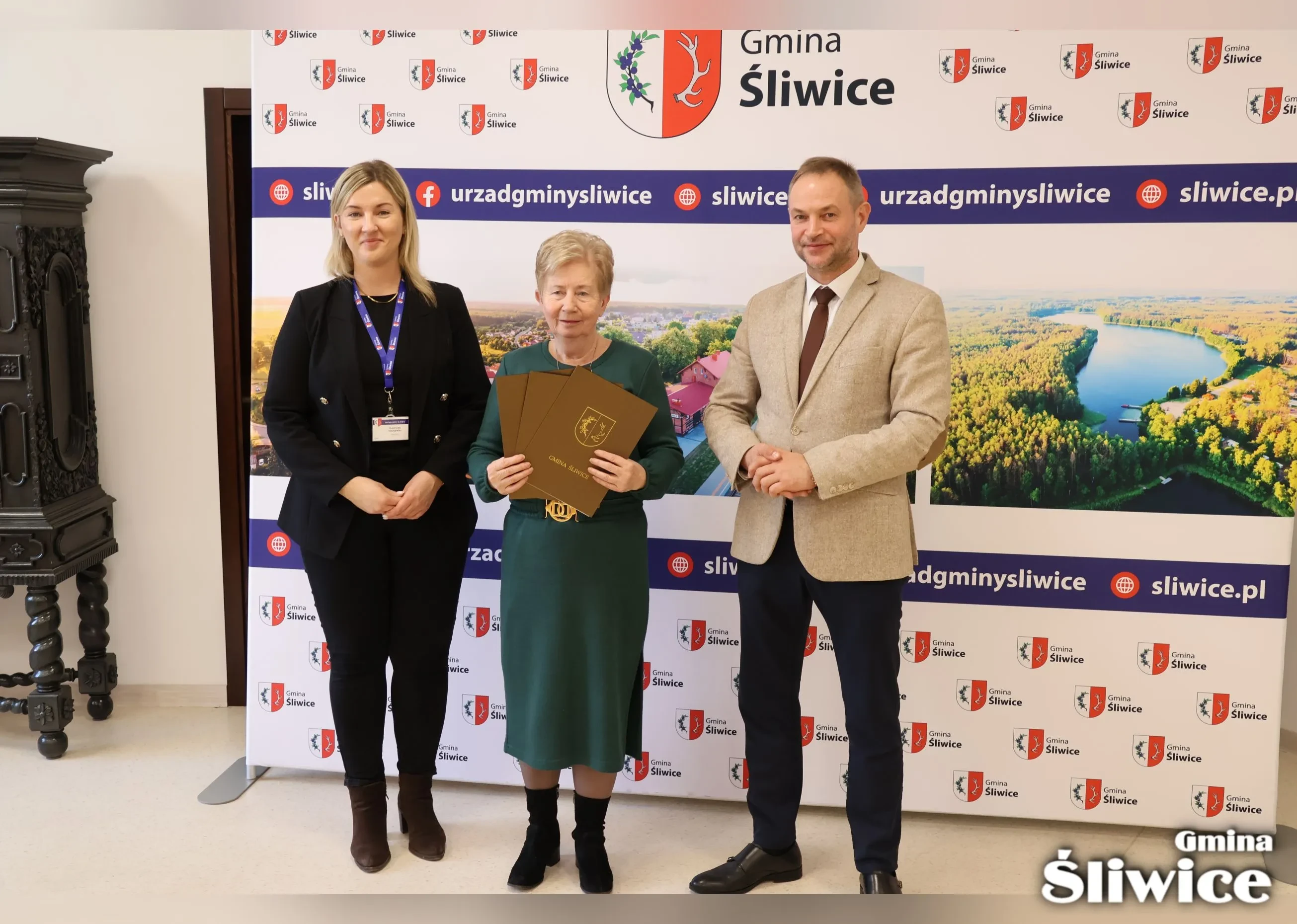wójt, wicewójt i przedstawicielka stowarzyszenia teresa cherek-kanabaj