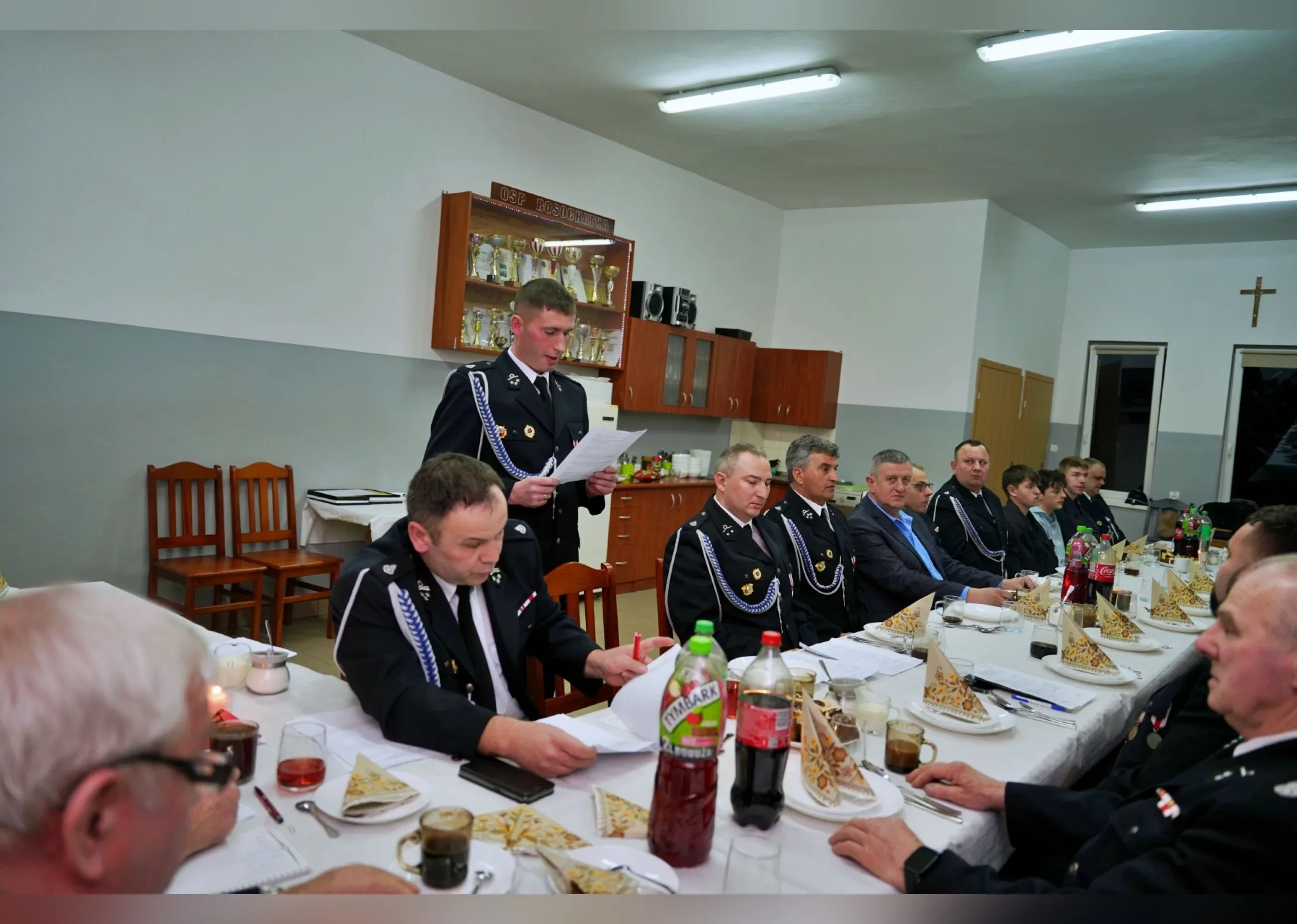 osoba na sali czyta z kartki
