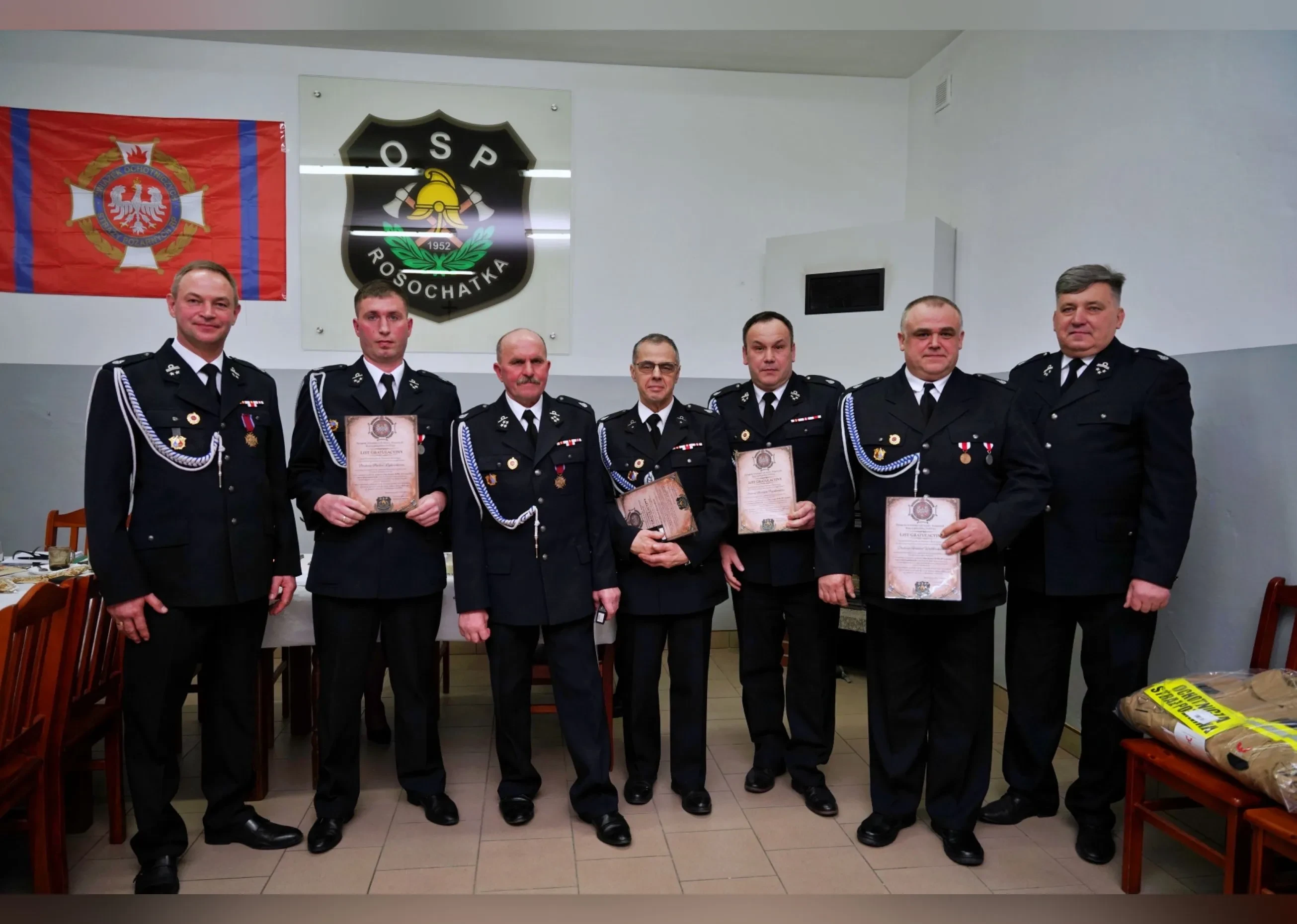 członkowie osp z listami gratulacyjnymi
