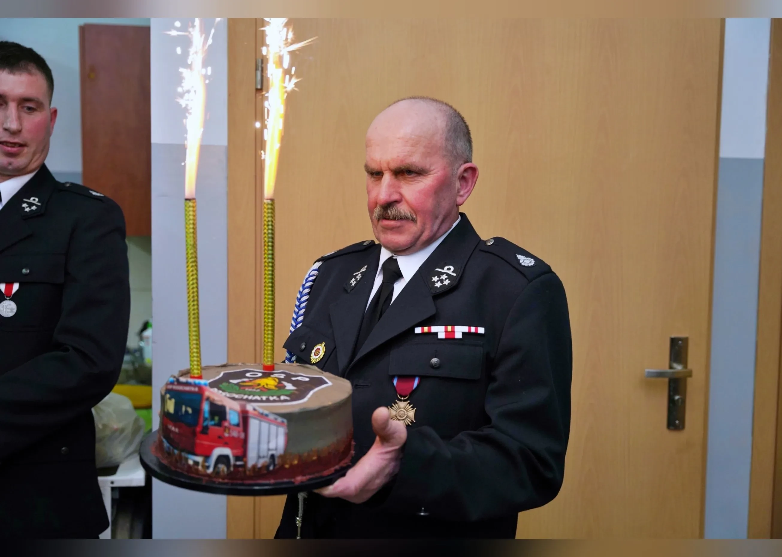 mężczyzna wchodzi z tortem na salę