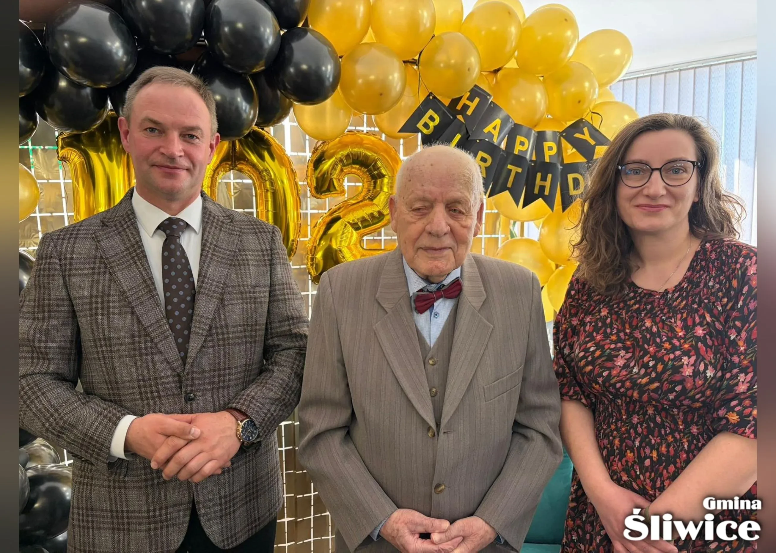 od lewej, wójt, solenizant i zastępca kierownika usc