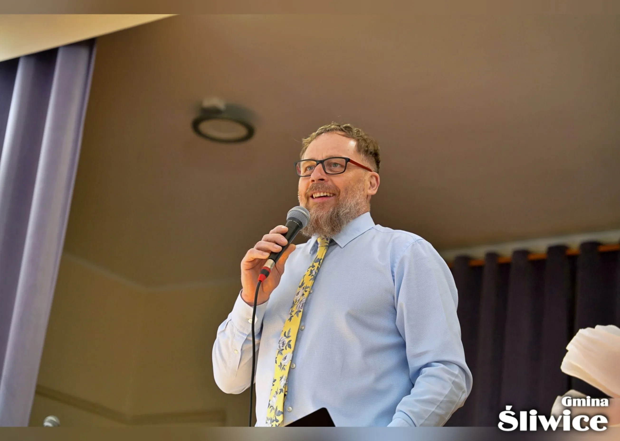 sołtys śliwiczek przemawia do zebranych