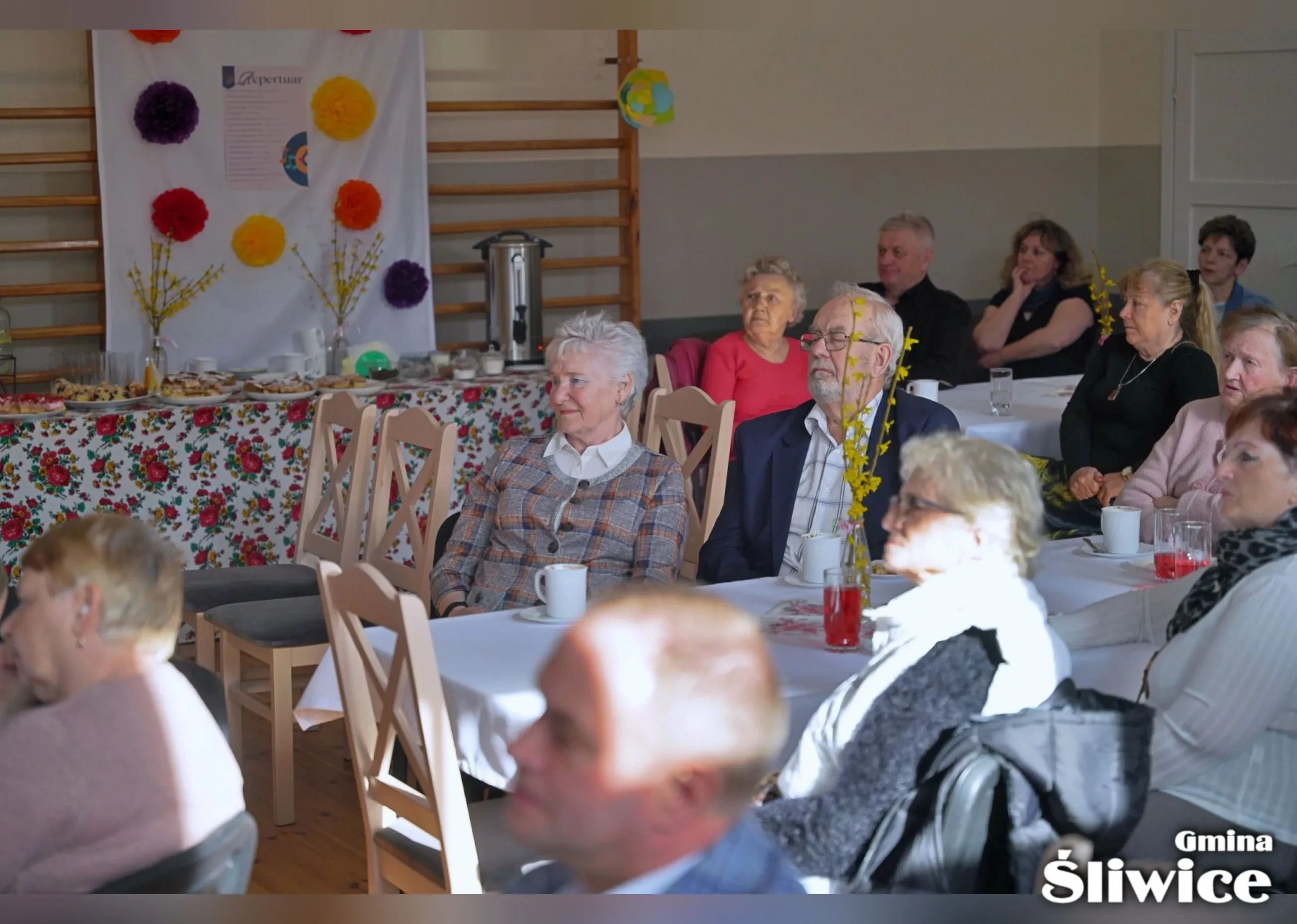 zebrani na sali słuchają występu