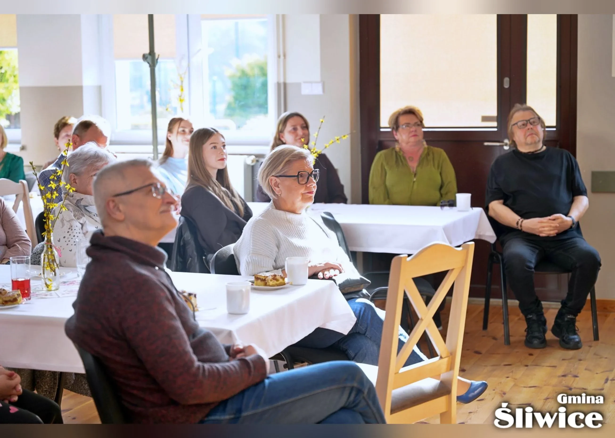 zebrani na sali obserwują występy