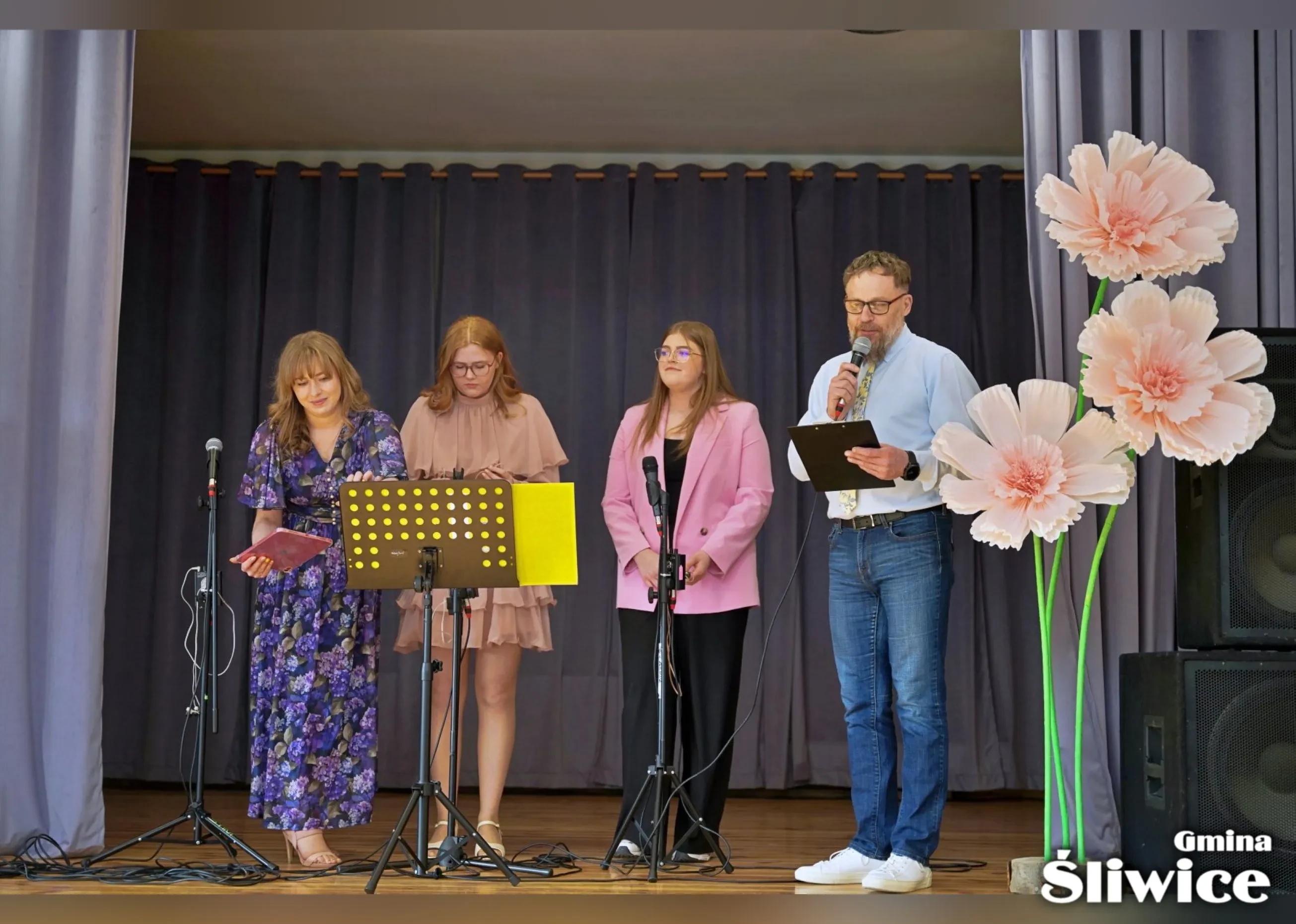 sołtys przemawia przed występem trio