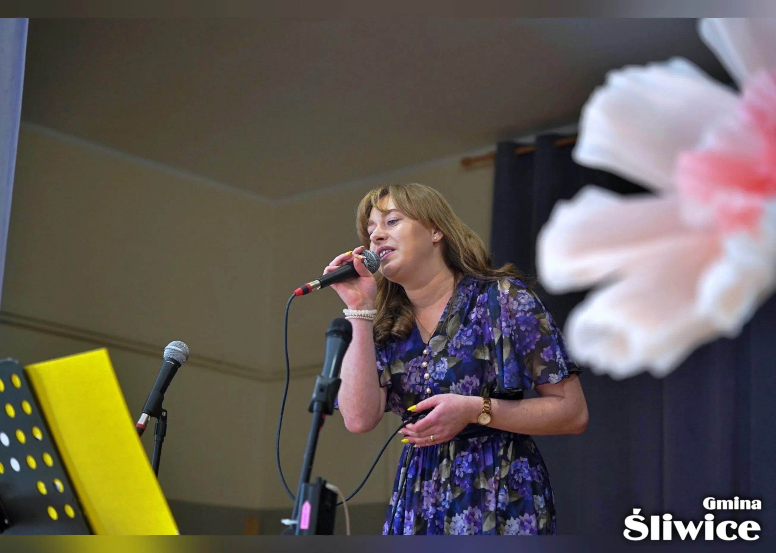 angelika tomaszewska śpiewa na scenie