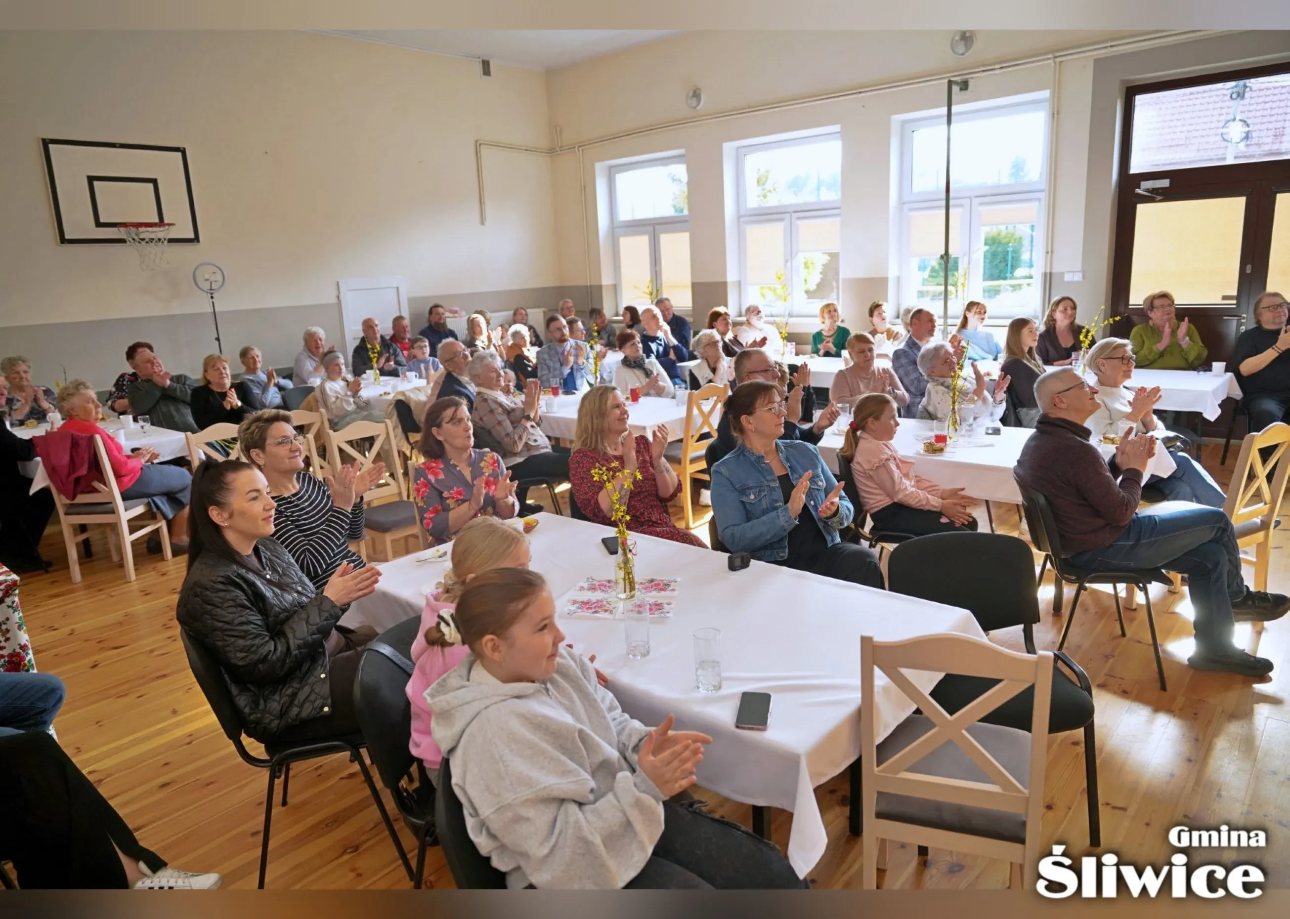 zebrani na sali biją brawa