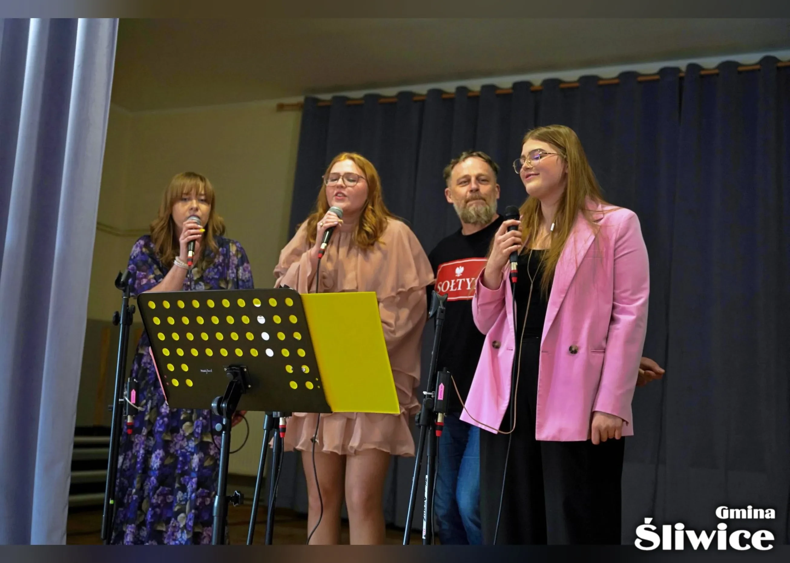 sołtys tańczy na scenie podczas występu trio