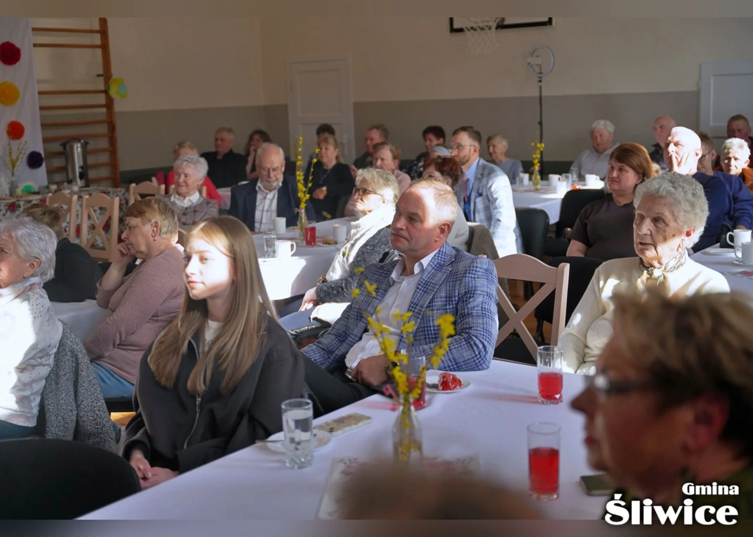 wójt przy stole z rodziną