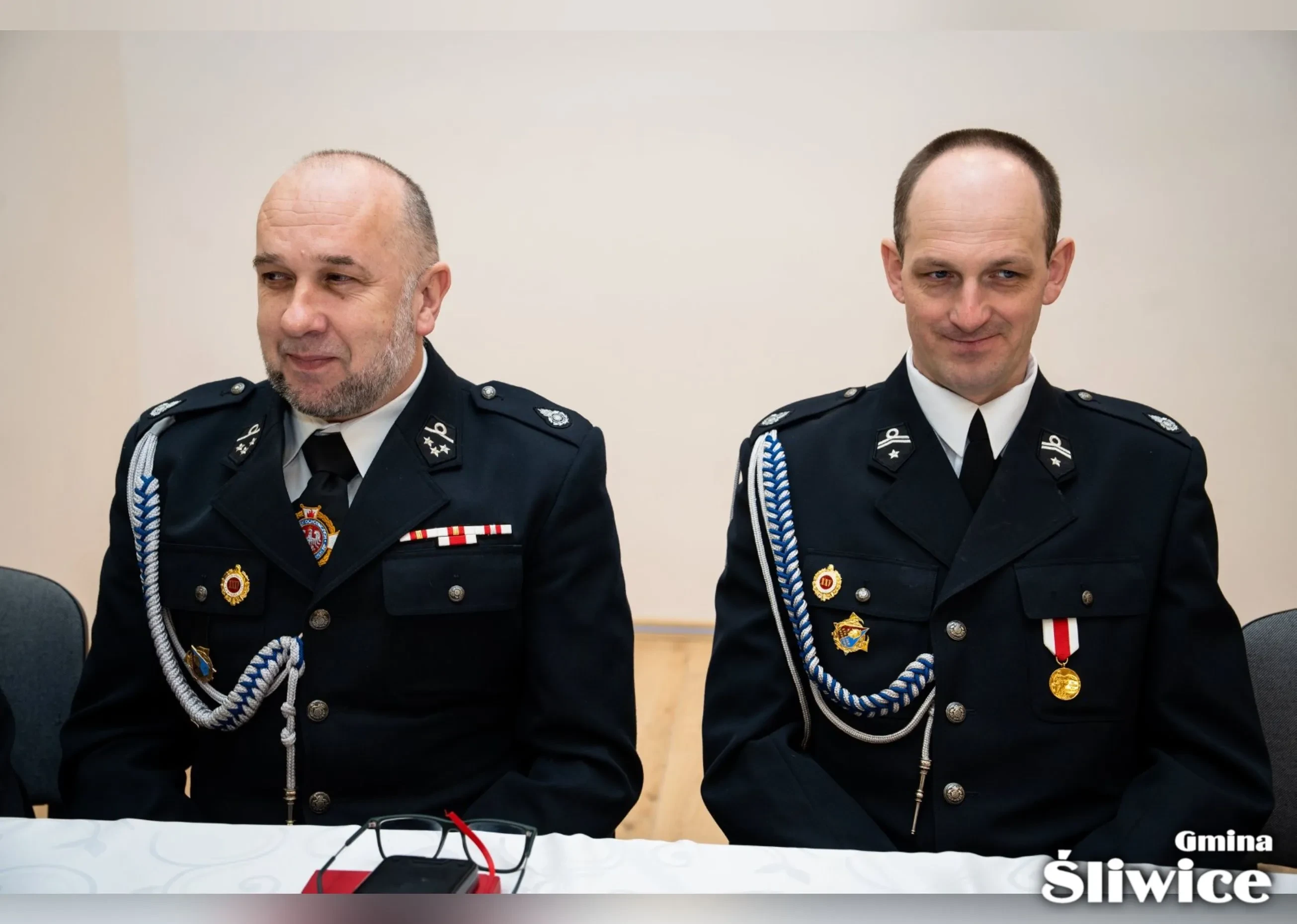 dwóch mężczyzn pozuje do zdjęcia