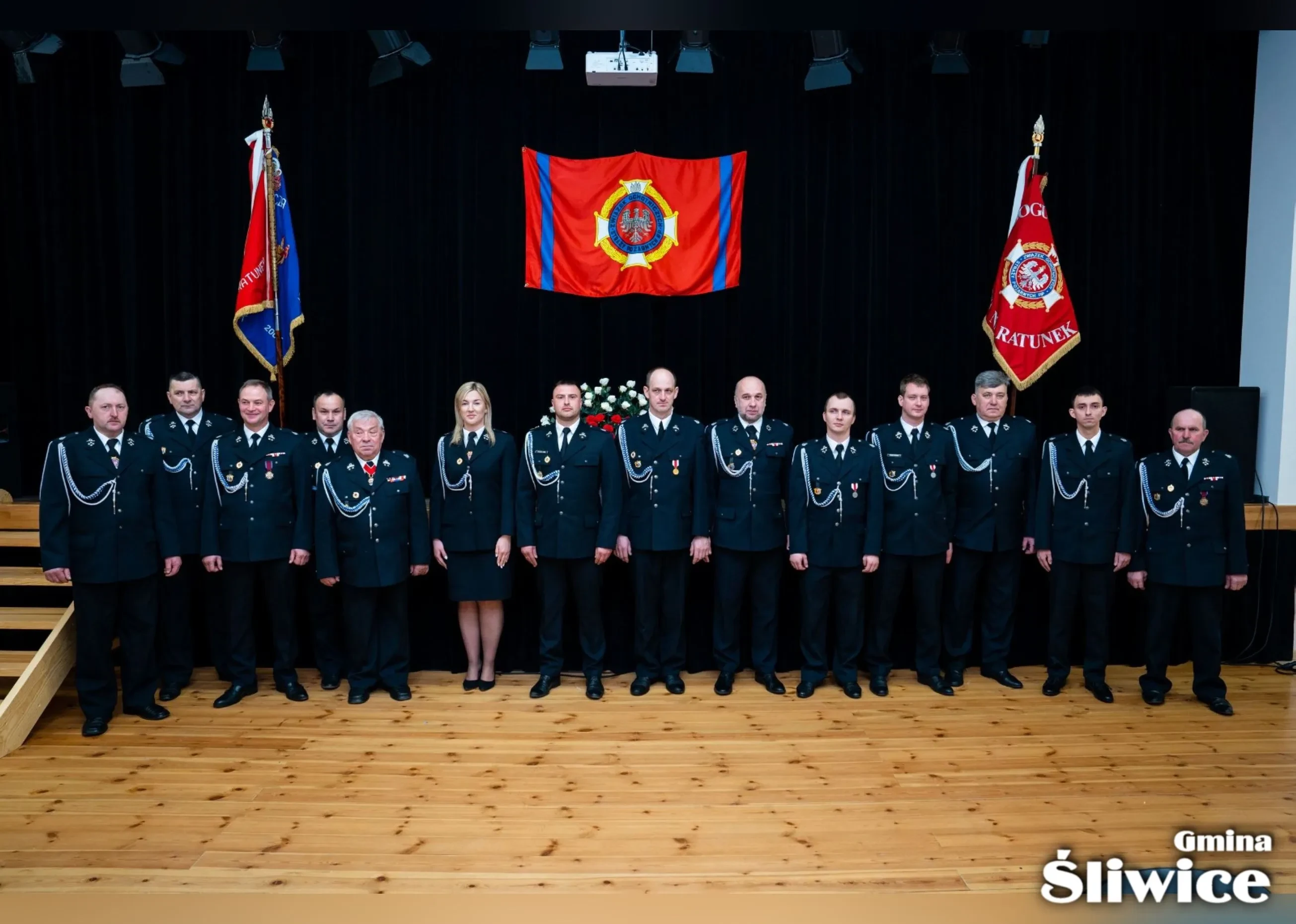 wybrane osoby przed sceną