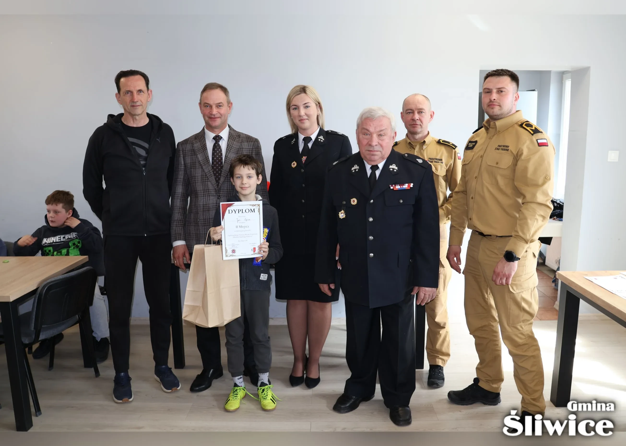 chłopiec pozuje z dyplomem za 2 miejsce