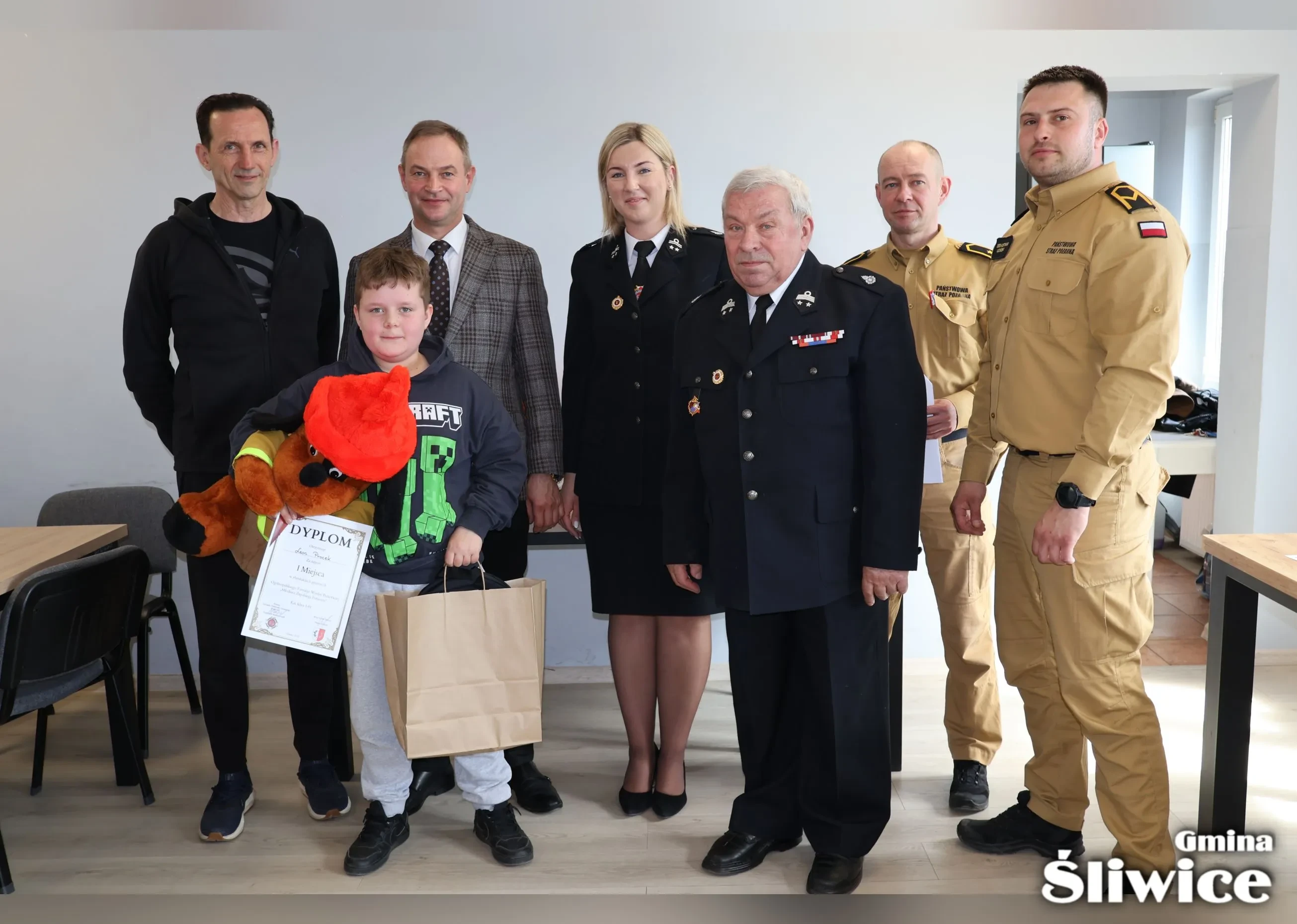 chłopiec pozuje z dyplomem za 1 miejsce