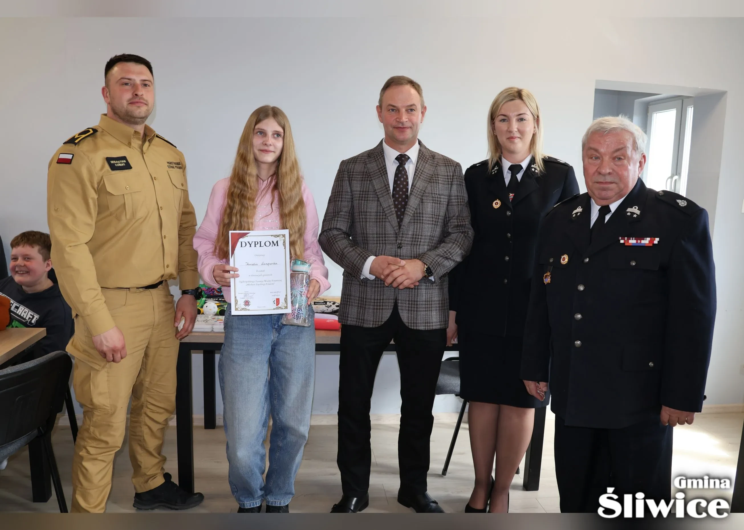 dziewczyna pozuje z dyplomem za udział