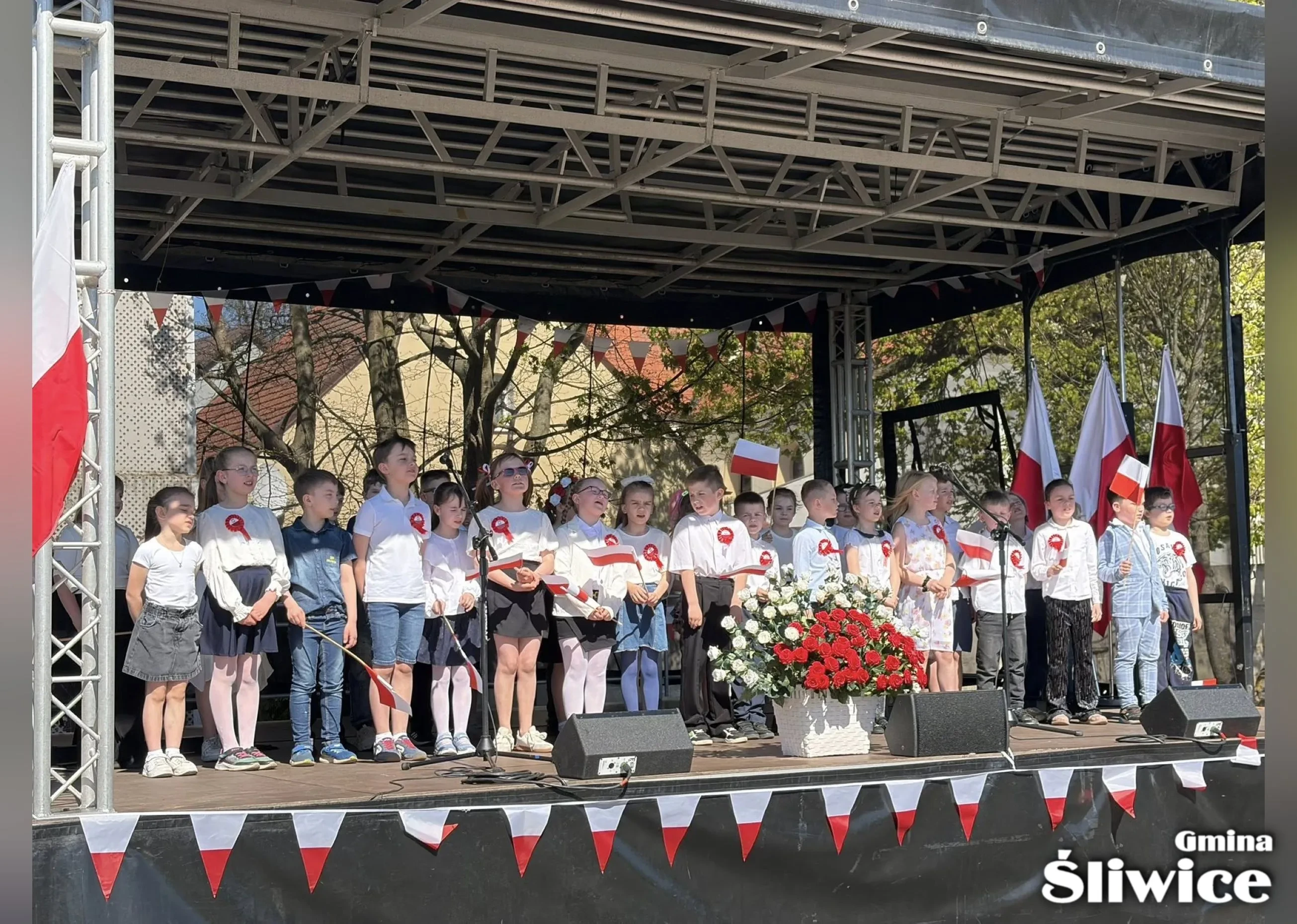 dzieci z sp śliwice na scenie