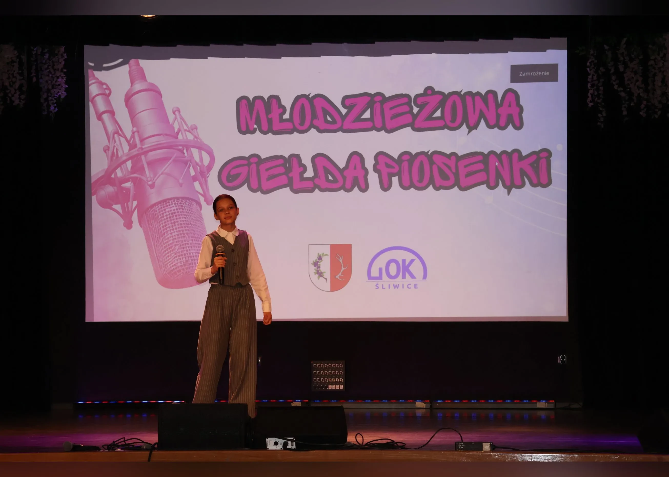 dziewczynka na scenie